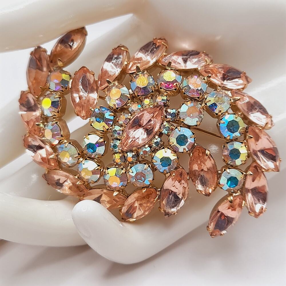 Vintage 1960s Champagne AB Rhinestone Swirl Leaf Brooch Gold Tone